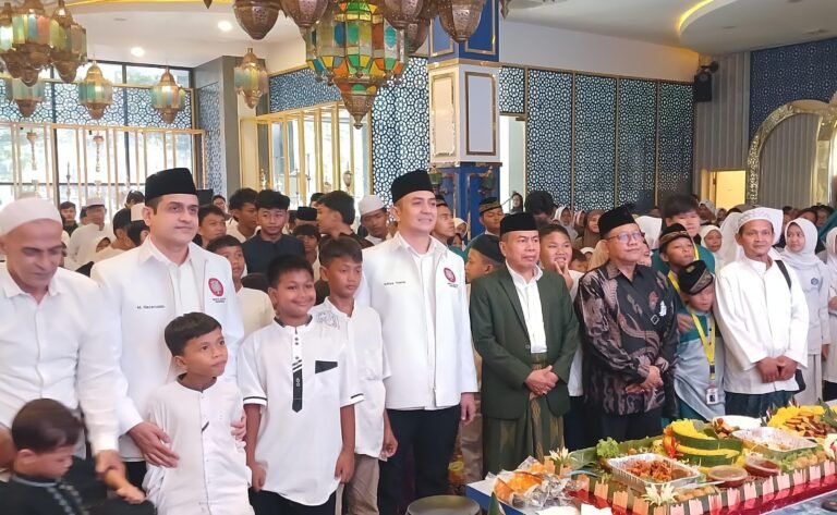 Ketua umum PRI Muhammad Nazarudin dan Sekjen PRI Aditya yusma di acara Deklarasi Partai Rakyat Indonesia.