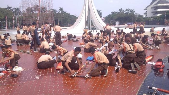 Hari Pramuka ke-64 pada 14 Agustus 2025. Foto Kegiatan Gebyar Pramuk oleh Kwaran Cipayung untuk merayakan hari Pramuka Nasional ke-58 di TMII, Cipayung, Jakarta Timur, Rabu (14/8).