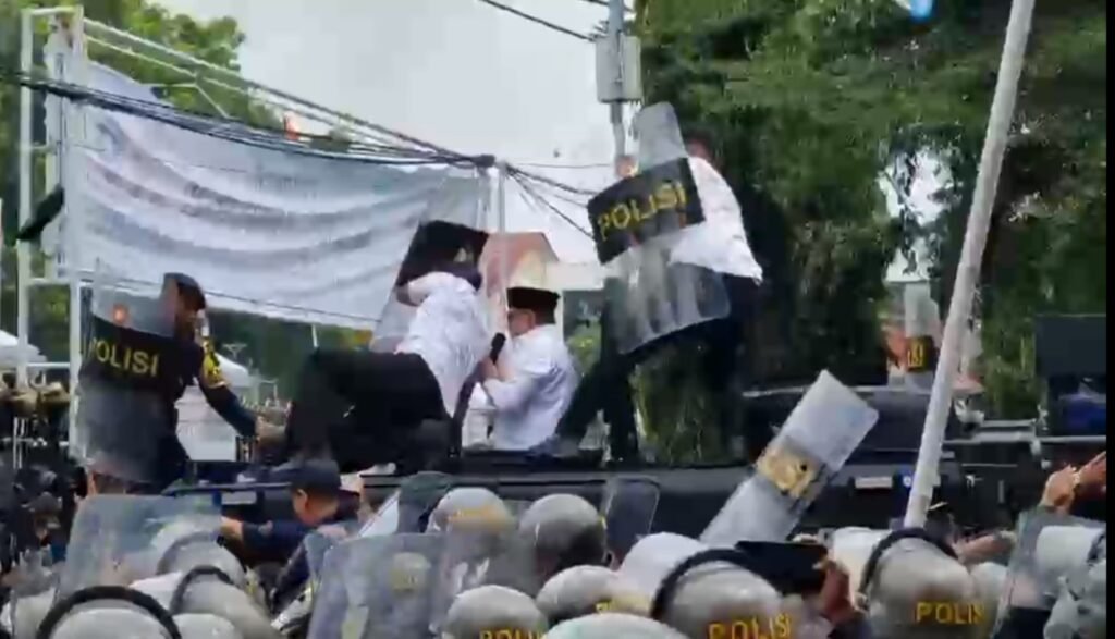 Pelemparan dilakukan terus-menerus hingga tampak botol air mineral memenuhi halaman kantor Bupati Pati