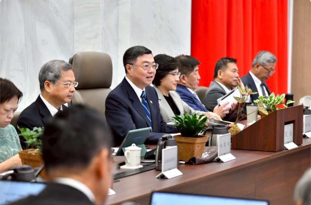 Perdana Menteri Cho Jung-Tai (tengah) pagi ini memimpin rapat cabinet (foto/oleh kantor Eksekutif)