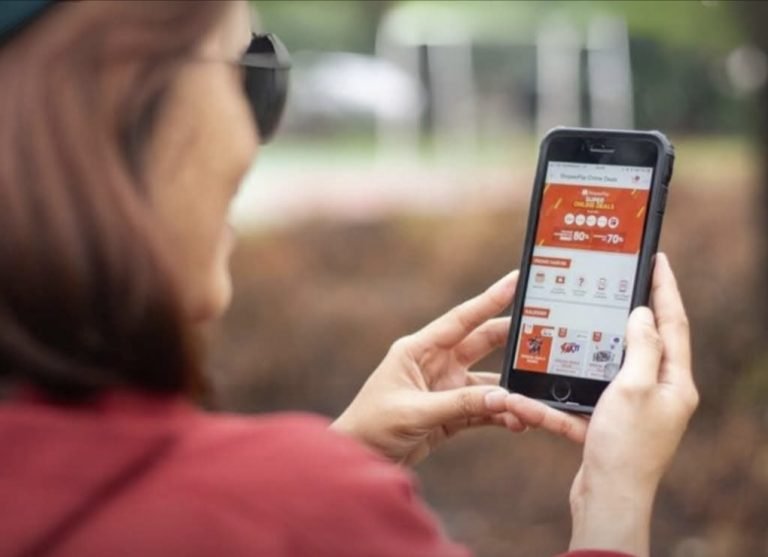 Ilustrasi warga Indonesia belanja di e-commerce. Foto : Telkomsel/Goodnews