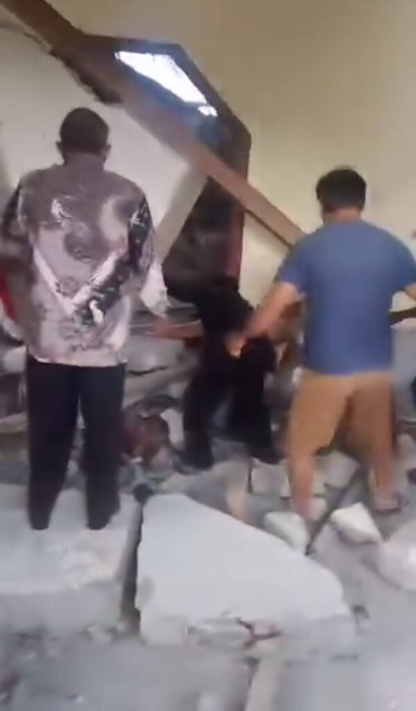 Gereja GKST Elim Masani, Kecamatan Poso Pesisir, berubah menjadi kepanikan setelah gempa bumi berkekuatan magnitudo 6,0 mengguncang