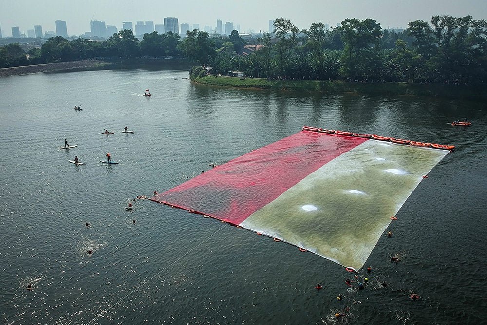 Hut Kemerdekaan RI ke-80 para relawan Tangerang selatan melakukan pengibaran bendera merah putih Raksasa di SETU Gintung,