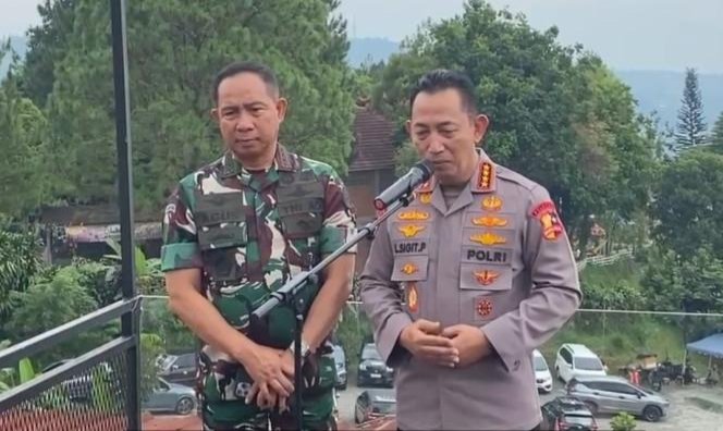 Didesak Mundur, Kapolri: Sebagai Prajurit Siap, Itu Hak Prerogatif Presiden, (foto Kapolri Jenderal Listyo Sigit Prabowo bersama Panglima TNI saat konferensi pers di Hambalang