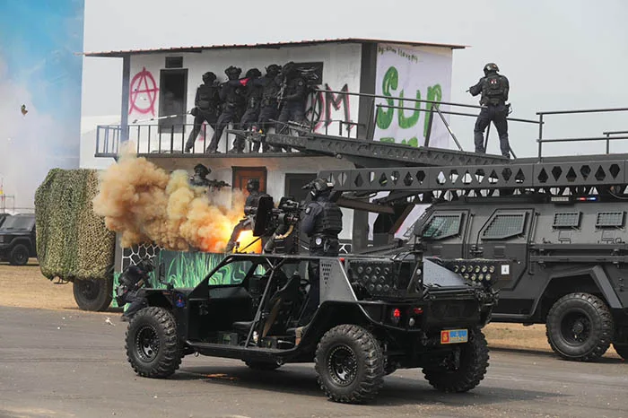 Rangkaian upacara akan dimeriahkan berbagai atraksi militer, mulai dari aksi paratrike dan paramotor dengan flying inflatable boat, flypast jet tempur, bela diri taktis, operasi serbuan gedung, hingga operasi lintas udara dan gabungan. (Foto: Dok. Puspen TNI)