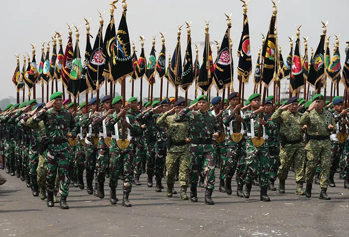 Para prajurit TNI melakukan geladi menjelang upacara gelar pasukan operasional dan kehormatan militer di Pusdiklatpassus Kopassus, Batujajar, Bandung, Minggu (10/8/2025). (Foto: Dok. Puspen TNI)