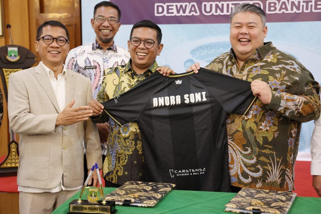 Penandatanganan MoU Gubernur Banten Andra Soni bersama Presiden Dewa United Banten FC Ardian Satya Negara di Gedung Negara Provinsi Banten.