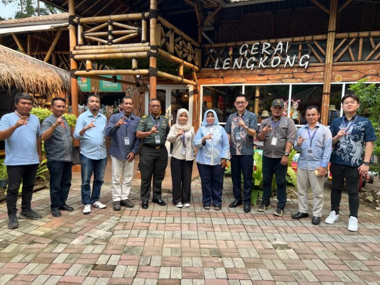 Ketua UMKM Tangerang Selatan Hj Lista Hurustiati bersama jajaran Redaksi portalbmi.id 25/08/2025. Foto; Albert Stanley PBMI
