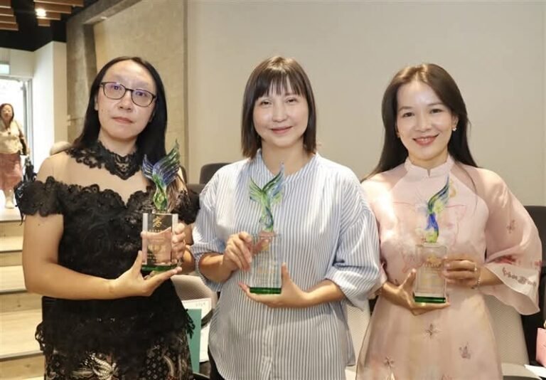 Kitty (kiri) asal Indonesia dan dua guru bahasa Vietnam, meraih penghargaan "Hsiunghsin" dari Pemerintah Kota Kaohsiung.