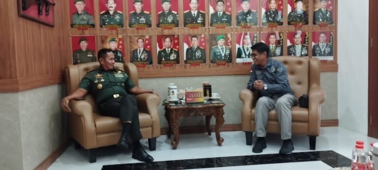 Letjen TNI H. Iwan Setiawan, SE., MM menyambut dengan senyum hangat pengurus PJS di pimpin Mahmud Marhaba.