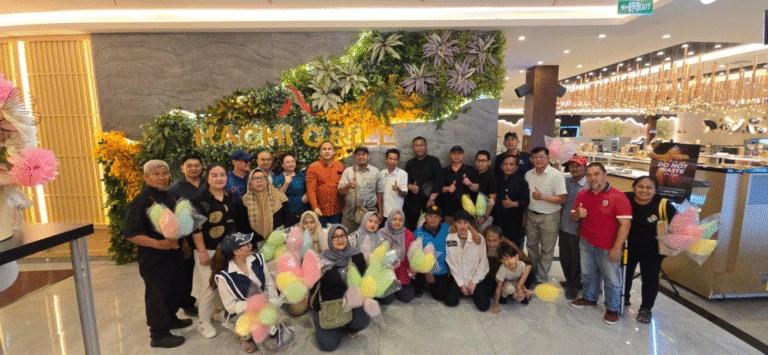 Tokoh masyarakat Pademangan H. Eddy Jasa foto bersama para tamu undangan usai acara syukuran Kemerdekaan RI ke-80 di Hachi Grill Sunter, Jakarta Utara, Jumat (22/8/2025).” Sumber Foto: Roonnieus Raffianto Tjandra