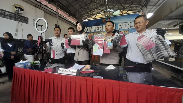 Kapolres Sukabumi Kota AKBP Rita Suwandi menunjukan barang bukti konten live streaming pornografi. Foto: kumparan