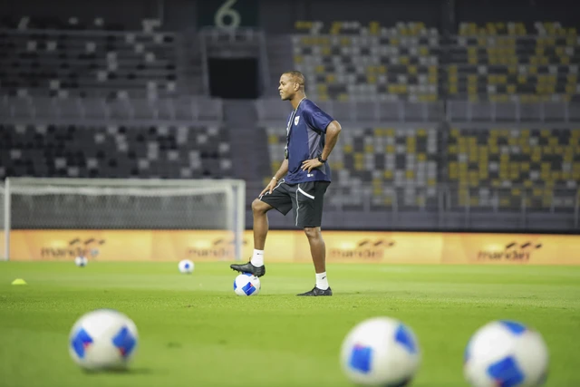 Pelatih Timnas Indonesia Patrick Kluivert memimpin sesi latihan resmi jelang pertandingan Fifa Matchday di Stadion Gelora Bung Tomo, Surabaya, Jawa Timur