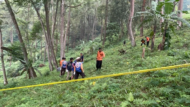 Potongan kaki manusia dan sejumlah bagian tubuh ditemukan di Jalur maut Pacet Mojokerto. Foto: Nana/mili.id