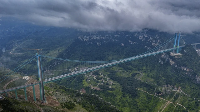Jembatan tertinggi di dunia Huajiang Grand Canyon Bridge di Guizhou, China. Foto: Bill Wei/Shutterstock