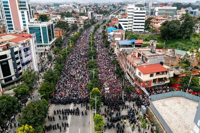 Foto udara menunjukkan para demonstran berkumpul di luar Parlemen Kathmandu, Nepal, Senin (8/9/2025). Foto: Prabin Ranabhat/AFP