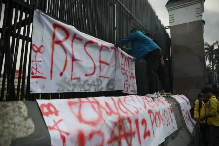 Aksi ini merupakan kelanjutan dari seruan tuntutan 17+8