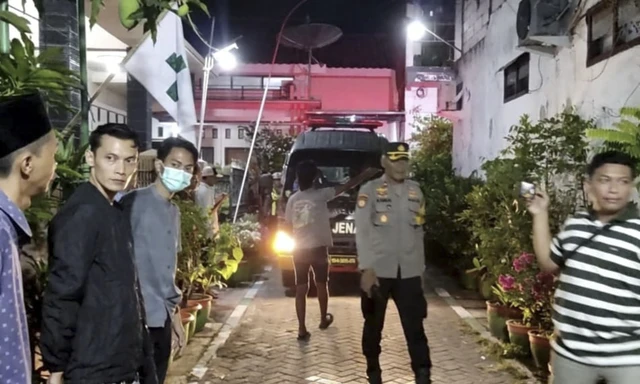 Mobil ambulans yang membawa jenazah Tiara Angelina Saraswati tiba di Made Kidul, Lamongan, Selasa (9/9/2025). Foto: Dok. Mili.id