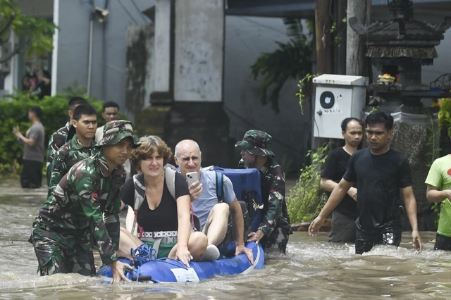 Petugas mengevakuasi wisatawan mancanegara yang terjebak banjir di kawasan Kuta, Badung, Bali, Rabu (10/9/2025). Foto: Fikri Yusuf/ANTARA FOTO