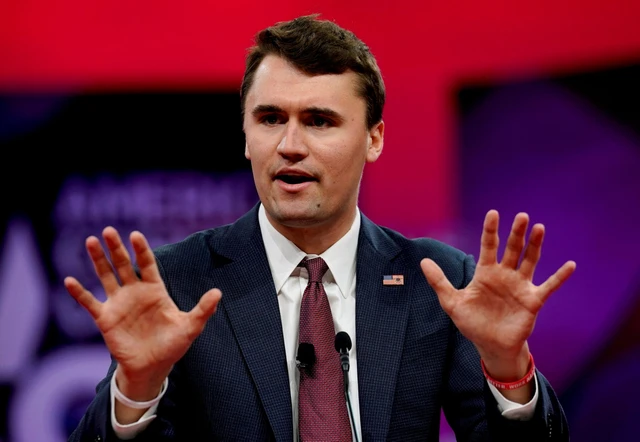 Aktivis dan komentator sayap kanan AS Charlie Kirk melemparkan topi ke arah kerumunan sesaat sebelum ia ditembak di Orem, Utah, AS, Rabu (10/9/2025). Foto: Trent Nelson/The Salt Lake Tribune via REUTERS