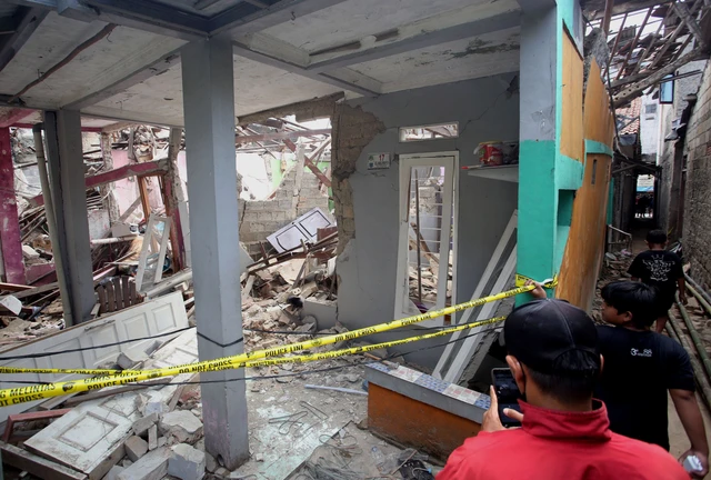 Rumah yang rusak terdampak ledakan di Pamulang, Tangerang Selatan, Banten, Jumat (12/9/2025).