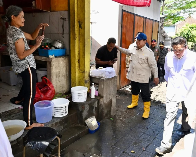 Presiden Prabowo Subianto mengecek langsung penanganan korban bencana banjir yang melanda Bali, Sabtu (13/9). Foto: Instagram/ @sekretariat.kabinet