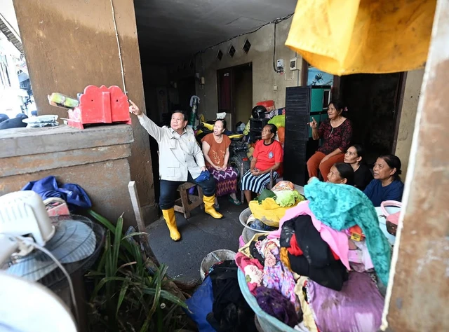 Presiden Prabowo Subiantoberbicara dengan warga saat mengecek langsung penanganan korban bencana banjir yang melanda Bali, Sabtu (13/9). Foto: Instagram/ @sekretariat.kabinet