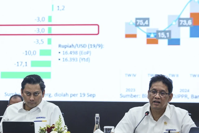 Menteri Keuangan Purbaya Yudhi Sadewa (kanan) bersama Wakil Menteri Keuangan Thomas Djiwandono (kiri)