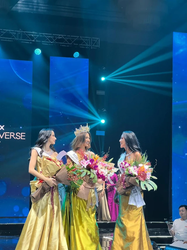 Parade tiga finalis Top 3 sukses memukau para penggemar beauty pageant.