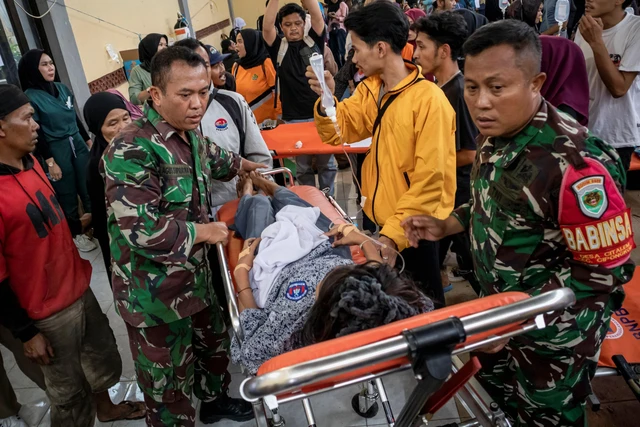 Suasana penanganan korban keracunan di Kecamatan Cipongkor, Kabupaten Bandung Barat, Jawa Barat, Rabu (24/9/2025). Foto: Abdan Syakura/ANTARA FOTO