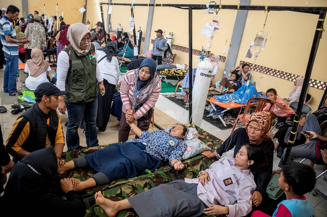 Suasana penanganan korban keracunan di Kecamatan Cipongkor, Kabupaten Bandung Barat, Jawa Barat, Rabu (24/9/2025). Foto: Abdan Syakura/ANTARA FOTO