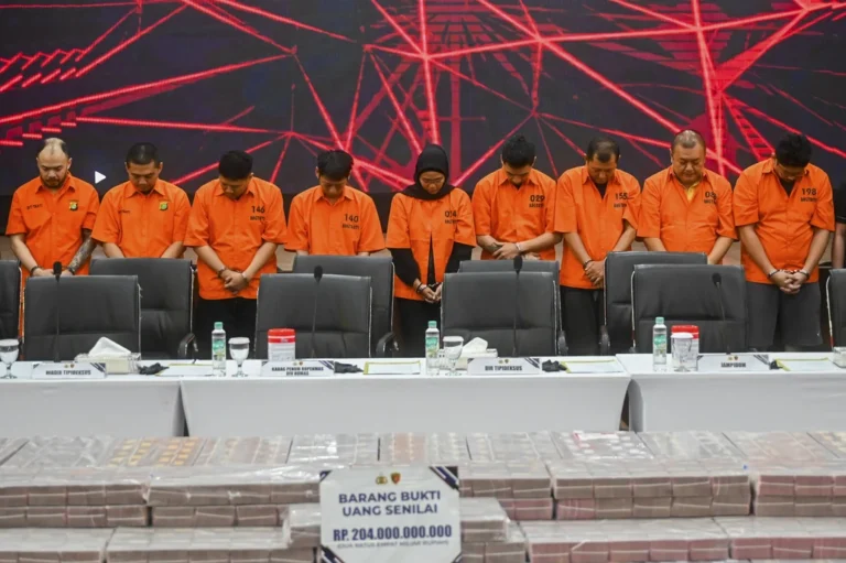 Sejumlah tersangka dihadirkan dalam pengungkapan kasus pembobolan rekening pasif di Jakarta, Kamis (25/9/2025). Foto: Rivan Awal Lingga/ANTARA FOTO