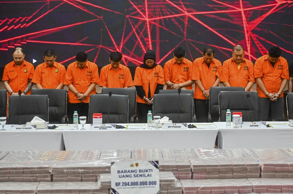 Sejumlah tersangka dihadirkan dalam pengungkapan kasus pembobolan rekening pasif di Jakarta, Kamis (25/9/2025). Foto: Rivan Awal Lingga/ANTARA FOTO