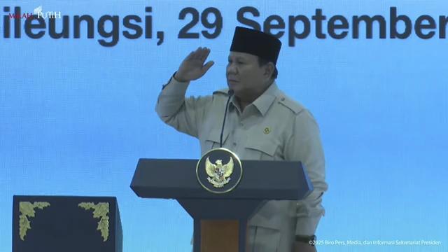 Presiden RI Prabowo Subianto memberikan hormat kepada OB yang jadi pengembang perumahan saat Akad Massal 26.000 KPR FLPP dan Serah Terima Kunci di Kabupaten Bogor, Senin (29/9/2025). Foto: YouTube/ Sekretariat Presiden
