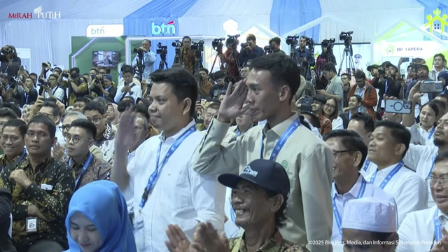 OB yang jadi pengembang perumahan memberikan hormat kepada Presiden RI Prabowo Subianto saat Akad Massal 26.000 KPR FLPP dan Serah Terima Kunci di Kabupaten Bogor, Senin (29/9/2025). Foto: YouTube/ Sekretariat Presiden