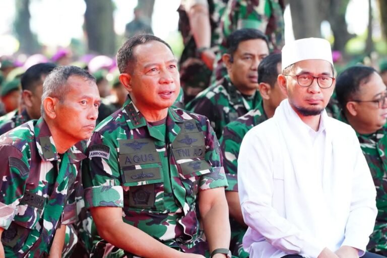 Panglima TNI Jenderal TNI Agus Subiyanto bersama ribuan prajurit TNI menggelar doa Istighosah di Kawasan Monumen Nasional (Monas)