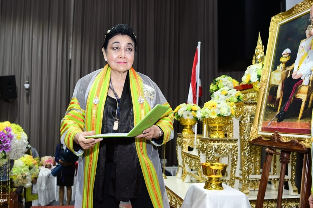 Dr. (H.C.) Dra. S. Hartati Murdaya 邹丽英 yang merupakan Ketua Umum Perwakilan Umat Buddha Indonesia (WALUBI) sekaligus Pendiri dan Ketua Dewan Pembina Keluarga Cendekiawan Buddhis Indonesia (KCBI)