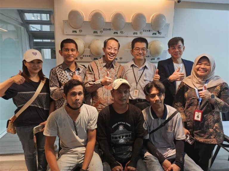 Arif Sulistiyo (belakang ketiga) Kepala KDEI didampingi Analis Bidang Tenaga Kerja, Kadir dan Mira Caliandra, mengunjungi lokasi konstruksi di Taichung. (Sumber Foto : KDEI)