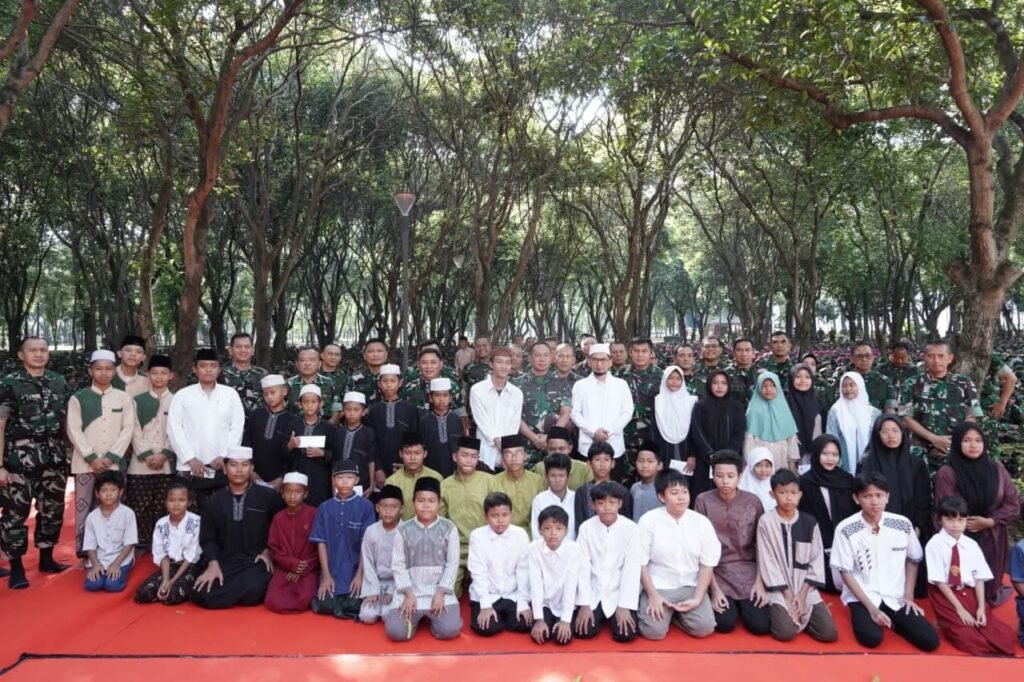 Jenderal Agus Subianto bersama Ustad Adi hidayat dan masyarakat lakukan istigosah di Monas