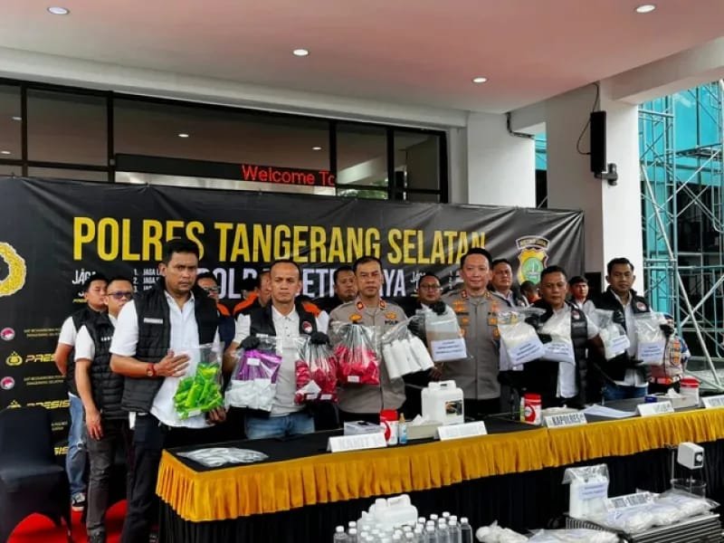 Konfrensi pers Polres Tangsel terkait jaringan peredaran narkoba jenis tembakau sintetis yang diproduksi melalui industri rumahan, sabtu 20/9/2025.