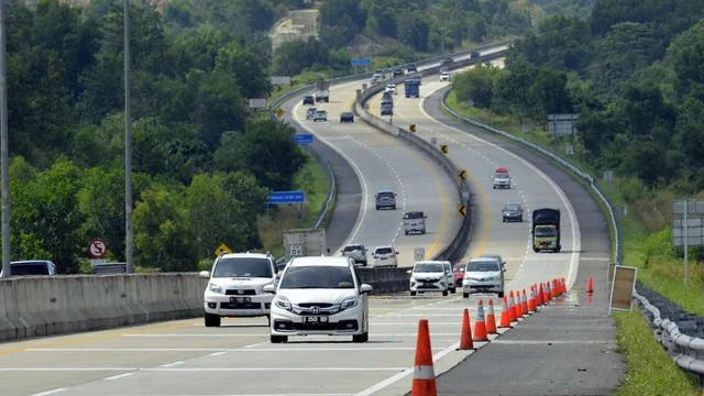 Kendaraan melintas di jalan Tol Trans Sumatera, Bakauheni, Lampung Selatan, Lampung, Jumat (6/5/2022). Foto: Ardiansyah/ANTARA FOTO