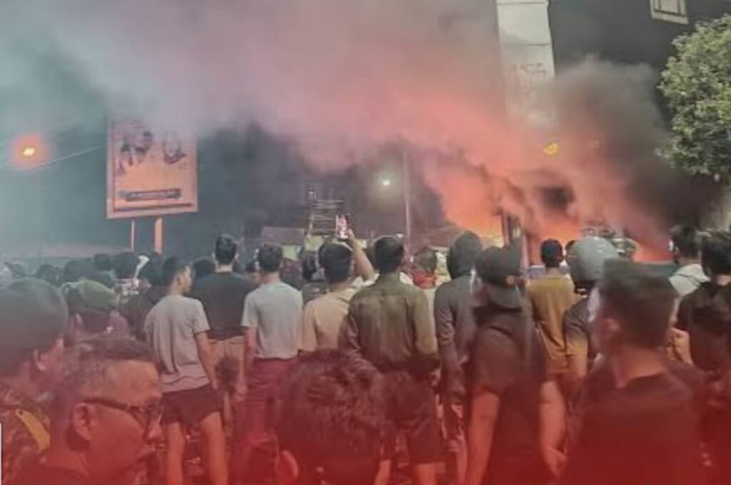 Eskalasi unjuk rasa yang berujung anarkis di Kota Serang, Banten, memasuki babak baru