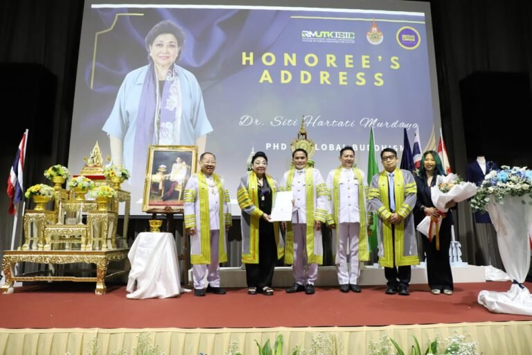 Hartati Murdaya Terima Gelar Doktor Honoris Causa (Doktor Kehormatan) Bidang Global Buddhism dari Rajamangala University of Technology Krungthep, Bangkok, Thailand
