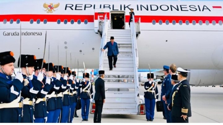 Presiden Republik Indonesia, Prabowo Subianto, tiba di Bandar Udara Internasional Schipol, Amsterdam, Belanda, pada Kamis, 25 September 2025. Foto: BPMI Setpres/Laily Rachev
