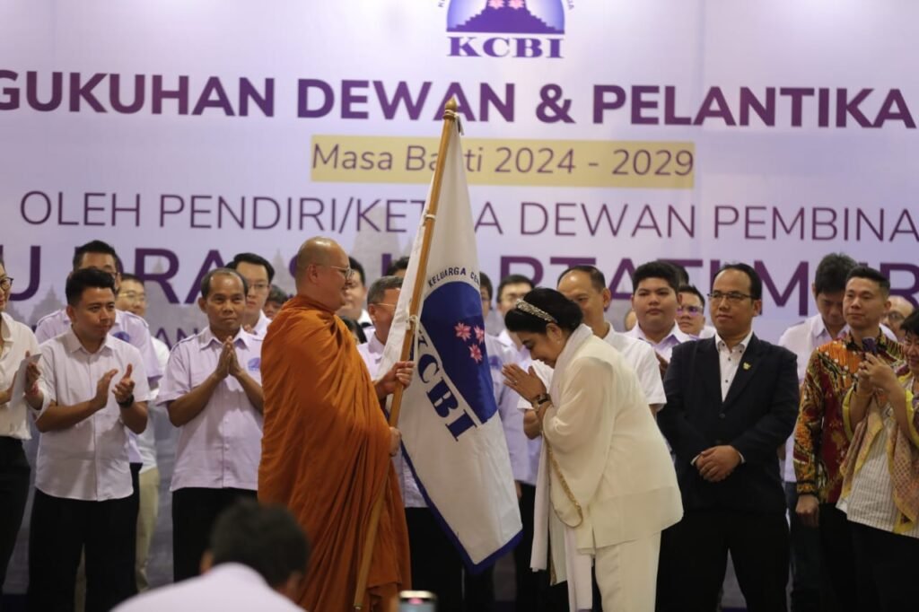 Momen khidmat terjadi ketika penyerahan Bendera KCBI dari Ibu Hartati Murdaya kepada Ketua Umum KCBI Y.M. Bhikkhu Dhammavuddho Thera/Victor Jaya Kusuma, S.Kom., M.M., BKP, sebagai simbol estafet kepemimpinan dan pengabdian.
