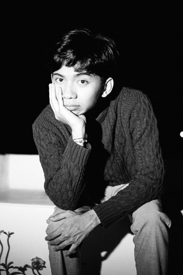 Dengan lirik yang tajam sekaligus emosional, “Bualan Masa Lalu” membawa pendengar masuk ke ruang penuh memori yang pahit.