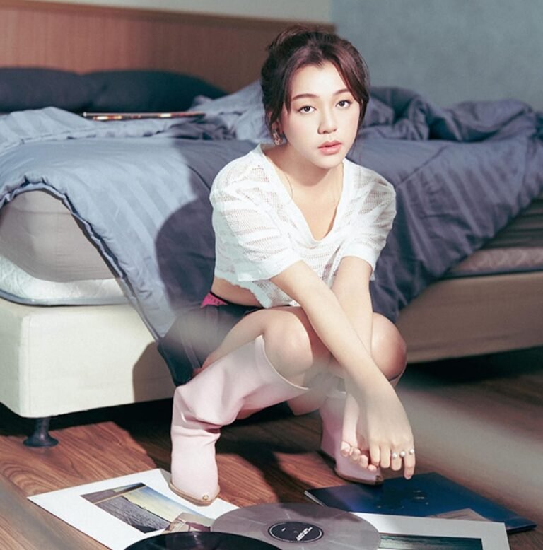 EP debut bertajuk Midnight’s Promises yang dirilis oleh Universal Music Indonesia.