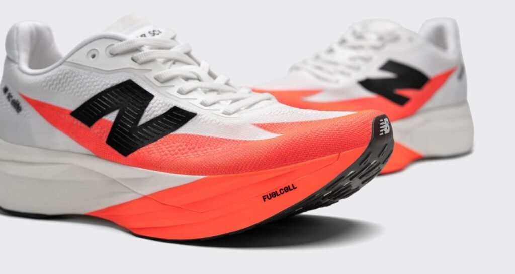 FuelCell SuperComp Elite v5 tersedia dalam colorway Urgent Red (untuk pria dan wanita) di Planet Sports Asia