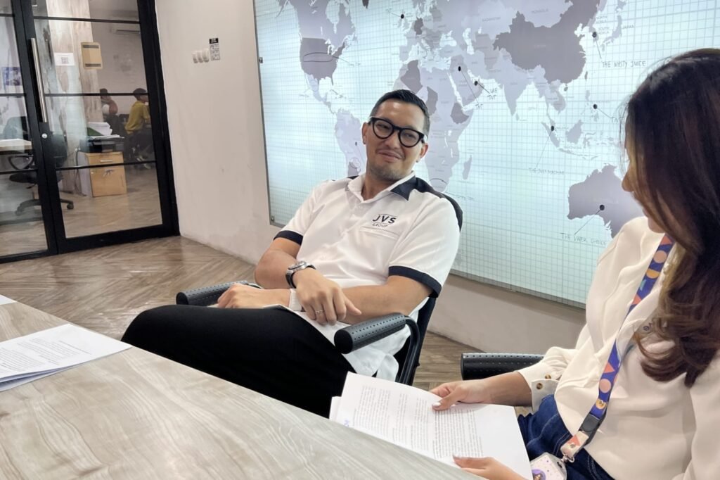 Pria yang bernama lengkap Budiyanto Imam Suyanto ini sudah identik sebagai “Bos Vape” di Indonesia