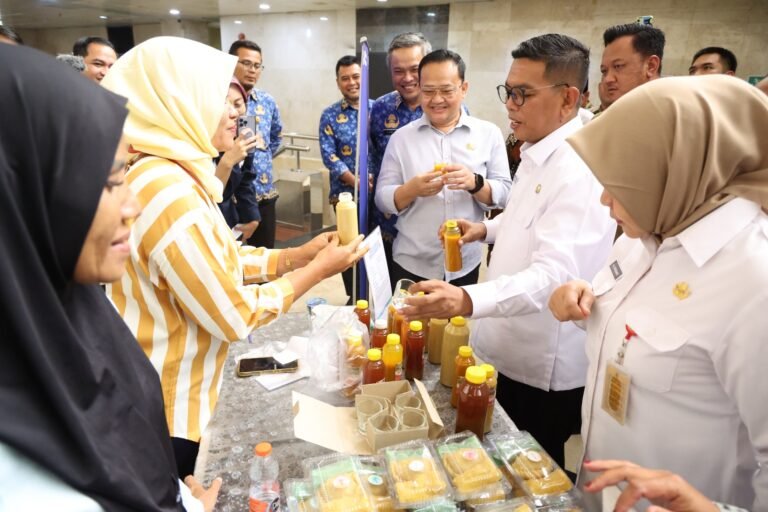 Aksi borong produk dilakukan Andra Soni usai membuka agenda Literasi Keuangan dan Pemberdayaan Bank Sampah Untuk Lingkungan Nyaman pada Program Pengembangan Kapasitas Usaha (PKU) PT PNM (Persero).